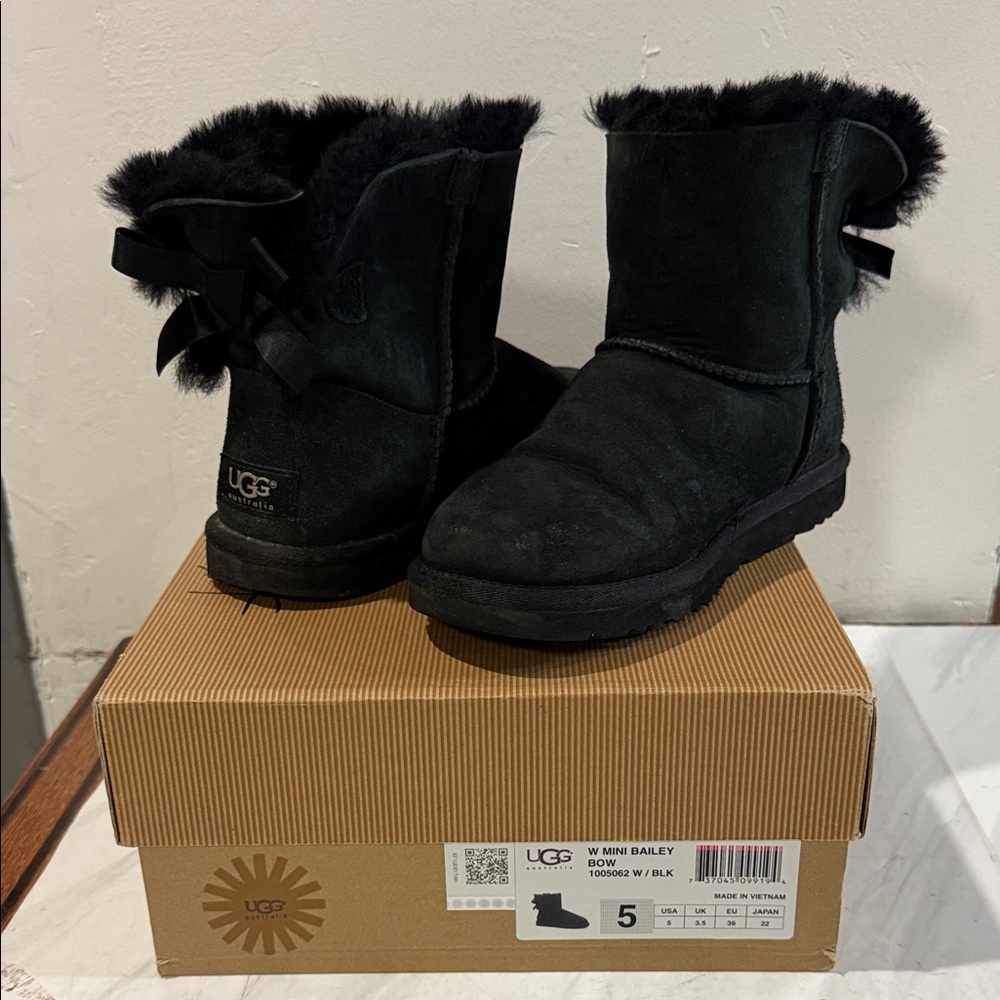 UGG w/ Mini Black Bailey Bow Boots, size 5